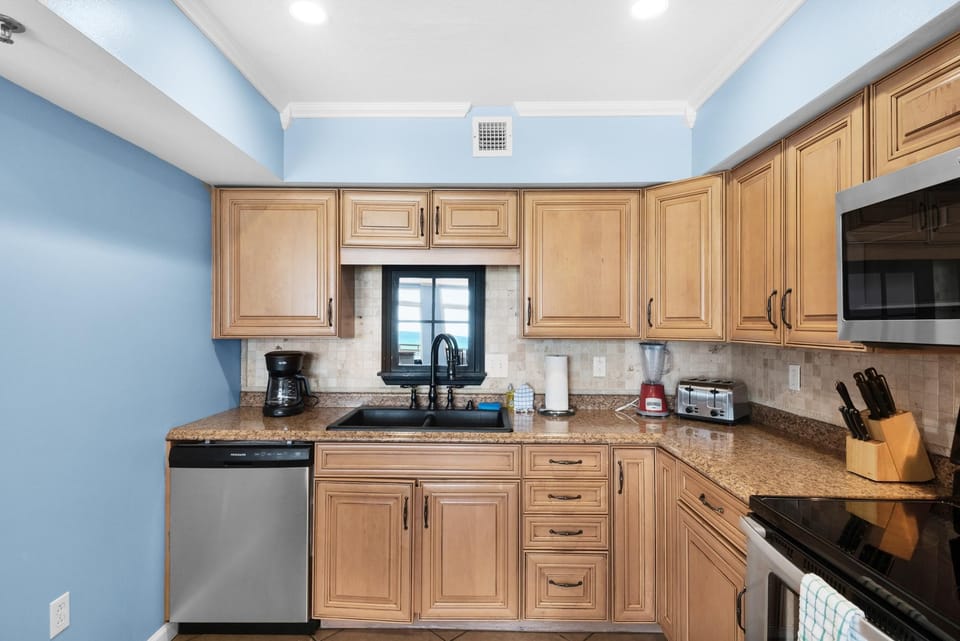Apartment, Multiple Beds (Seahorse unit H) | Private kitchen | Oven, toaster, paper towels