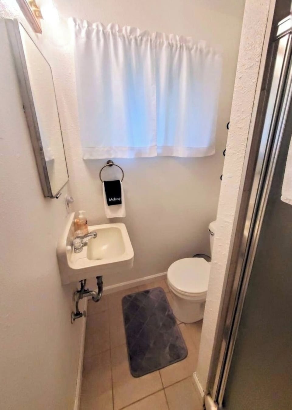 Full bathroom, yet a small space 