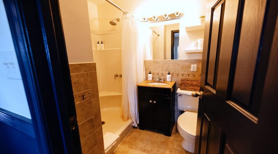 Waterfront Suite | Bathroom | Designer toiletries, hair dryer, bathrobes, towels