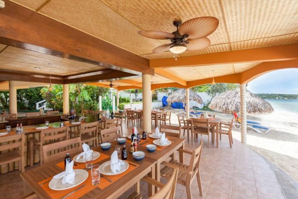 On-site Ocean Breeze Restaurant Bar Dining