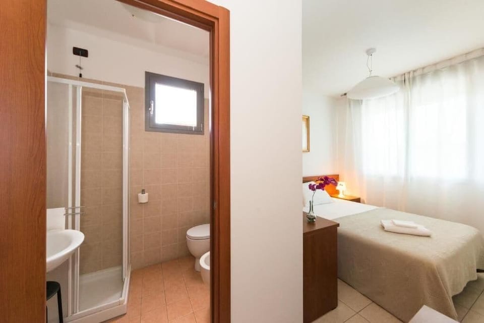 Standard Single Room | Down comforters, in-room safe, desk, blackout drapes