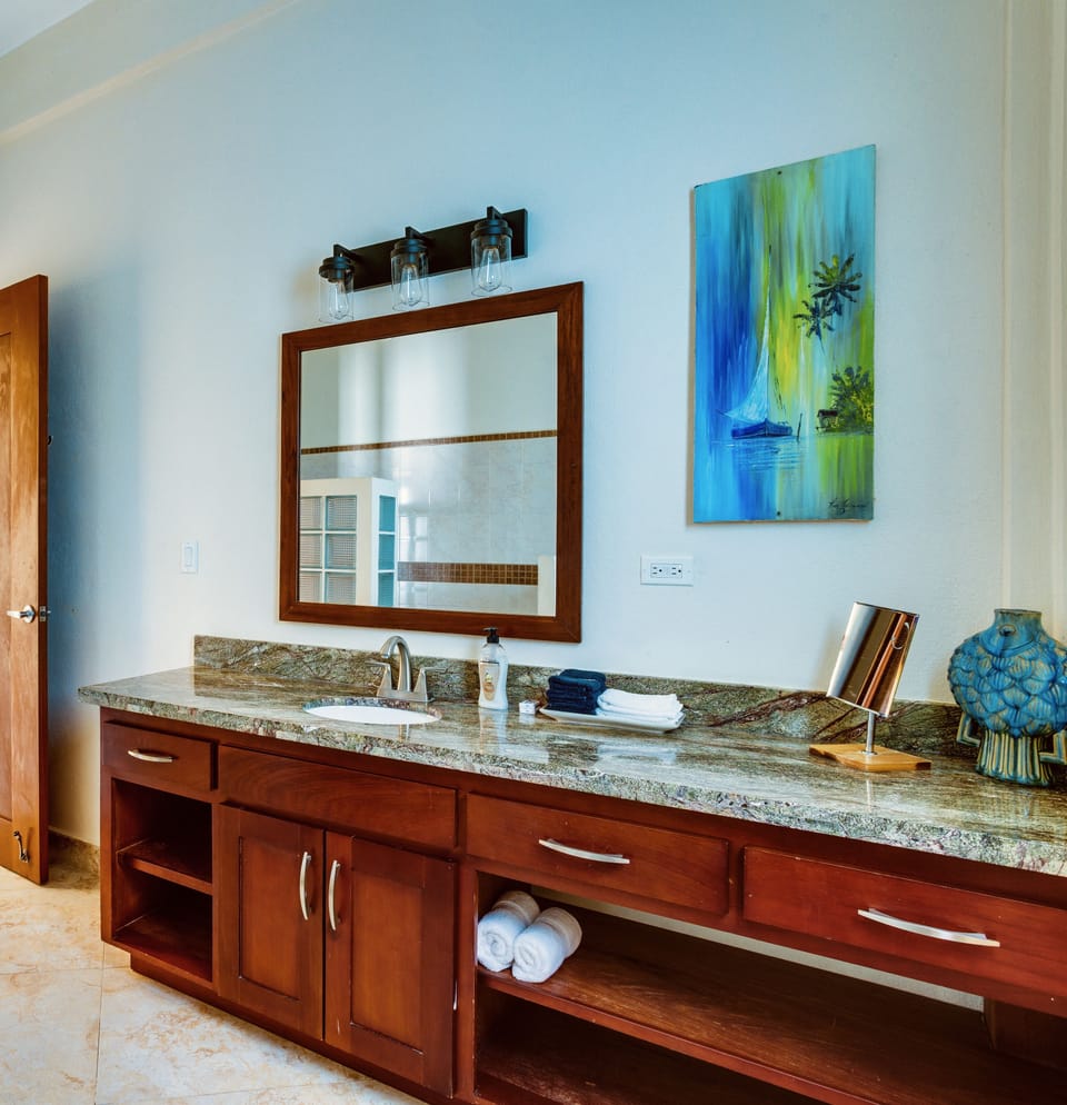 First-floor Bedroom 3&4 shared full bathroom