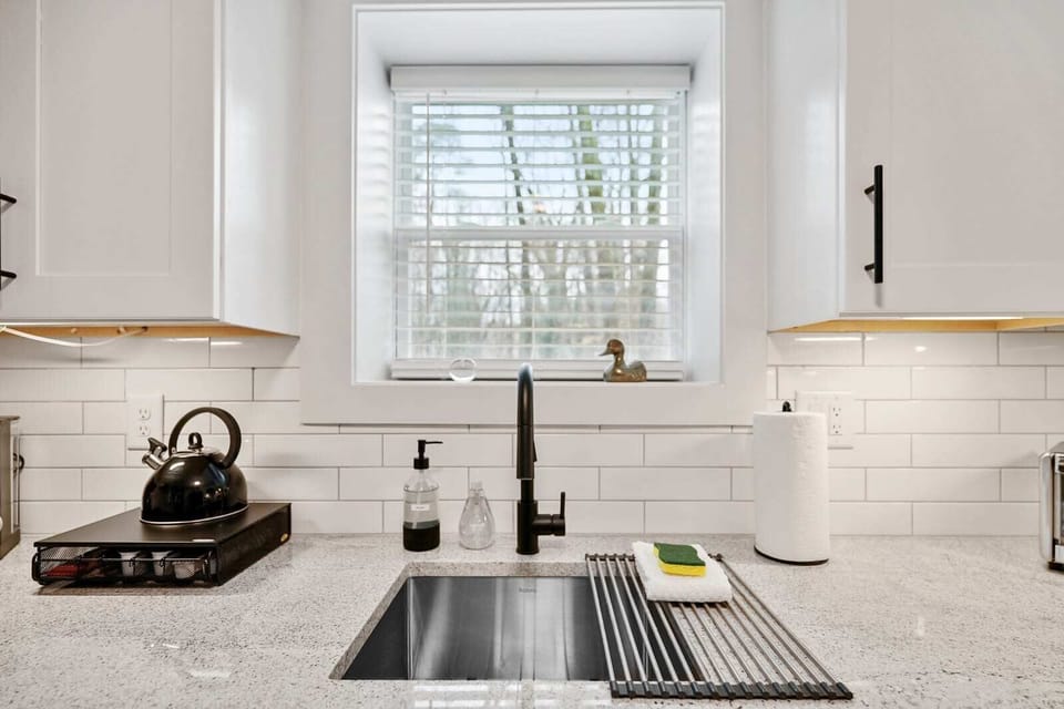 Modern Kitchen Sink & Counters