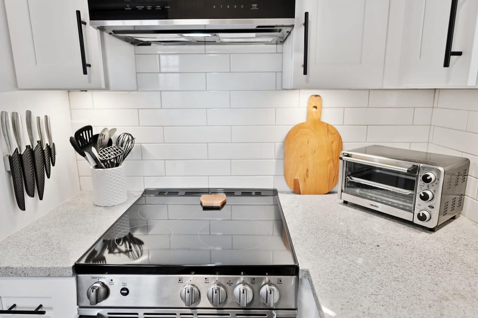 "Danielle's listing was simply stunning, a comfortable spacious studio with all the small touches that make a house a home. The kitchen is well equipped, high thread count sheets, plush towels and bedding. The description on Airbnb was spot on. Quiet, peaceful and very cozy. Danielle is extremely communicative and does absolutely everything she can to make your stay as pleasant as possible. Sh...
