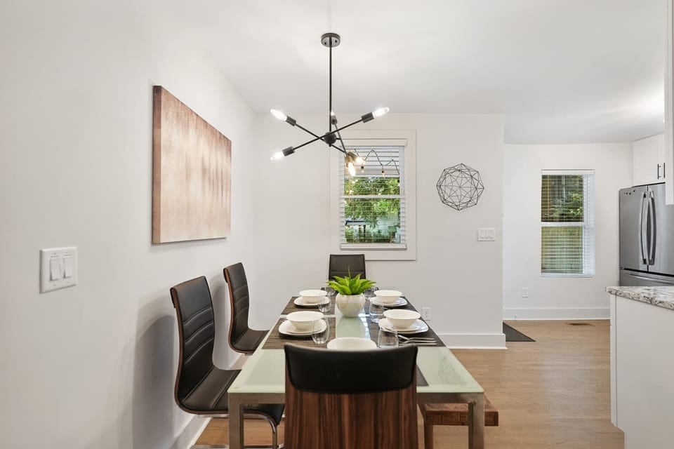 "Thoroughly enjoyed our weekend stay! Pictures are accurate House was very clean & comfortable Communication was excellent Easy access to highways Highly recommend!!!" - Robin - Whitakers, NC *****