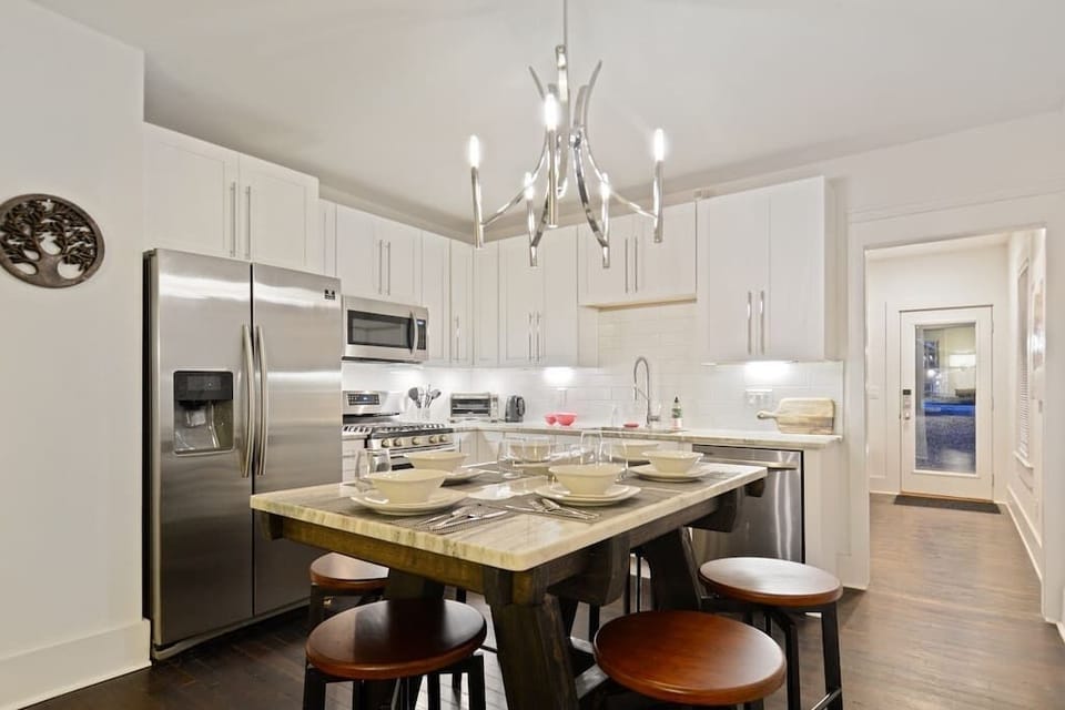 Main House- Kitchen with Dining for 6 Set Up