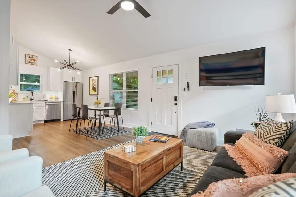 "2nd time staying here within the past 6 months. One of my favorite Airbnb’s. Clean, cozy, quiet! Danielle is a great host and communication is a breeze! 5 star stay for sure!" - Scott - Massachusetts, United States *****
