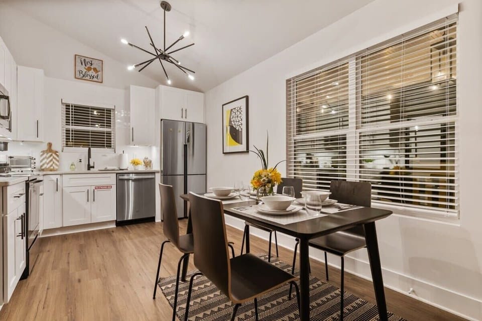 "We loved Danielle's Casita! It was the perfect size and feel for a small birthday getaway. The neighborhood was adorable, centrally-located, and a short walk from a lot of local gems. The residence was a perfect fit for all of our needs. An up-to-date kitchen features everything you should need to cook at home or have a cocktail night. We took advantage of Danielle's wonderful guidebook and visited a number of her recommendations. Checking in and out was a breeze and very private. We felt safe, secluded, and overall very pleased. We're looking forward to visiting one of Danielle's listings someday again soon!" - Ellie - Memphis, TN *****