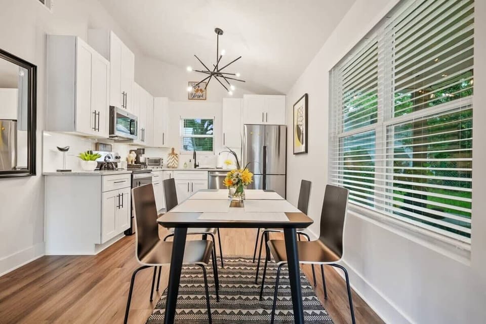 "Great location, easy to get in and out of. Very cute home, well stocked with supplies and very clean. If you need anything she communicates right away. Highly recommend." - Stephanie - Tarpon Springs, FL *****