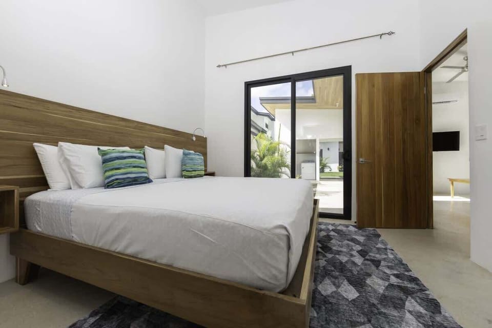 2nd Bedroom, Master, King Bed