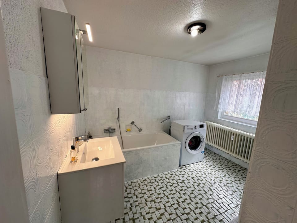 Bathroom with shower and washing machine - Badezimmer mit Dusche + Waschmaschine