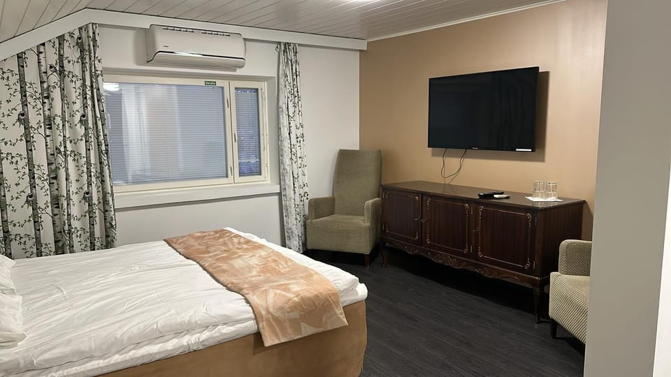 Basic Double Room | Individually decorated, individually furnished, desk, laptop workspace