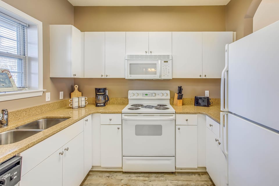 Kitchen | Drip & Keurig Coffee Maker | Blender | Toaster | Cooking Basics