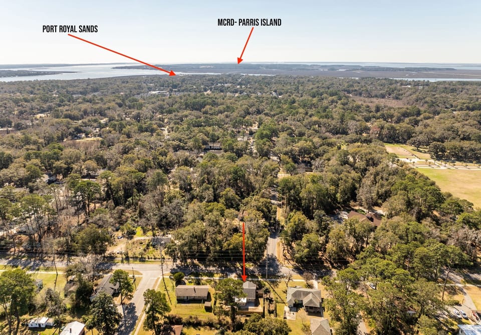 Ten minutes to Sands Beach with viewing tower or to Paris Island.