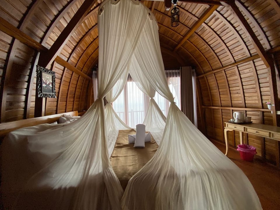 Soundproofing, free WiFi, bed sheets