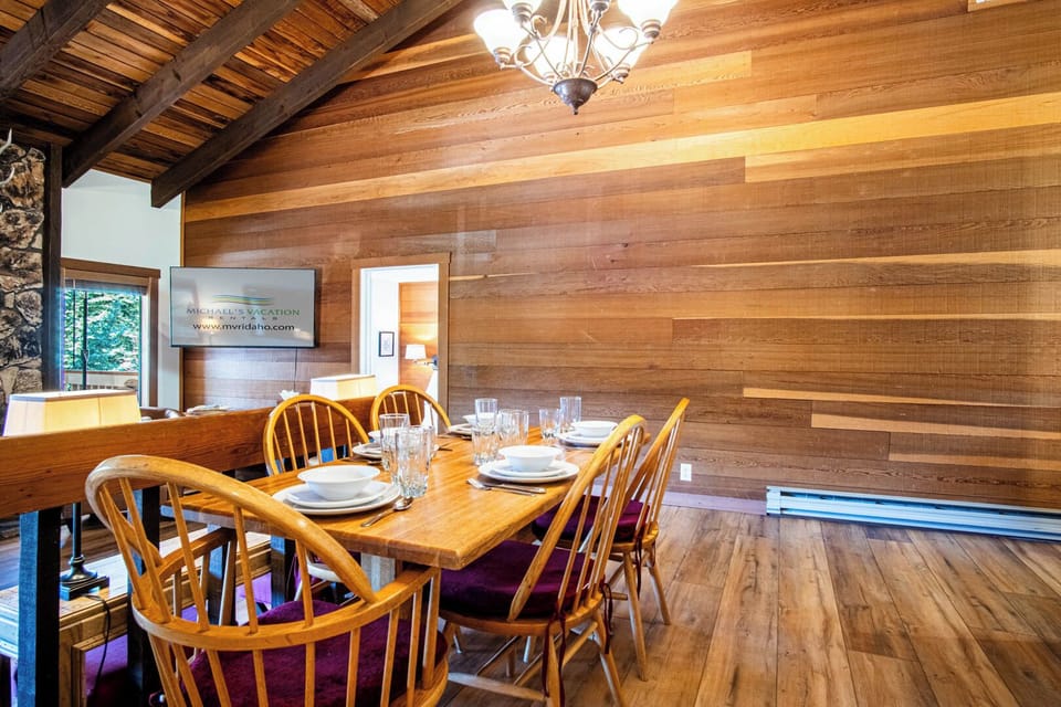 Dining area for 6 guests