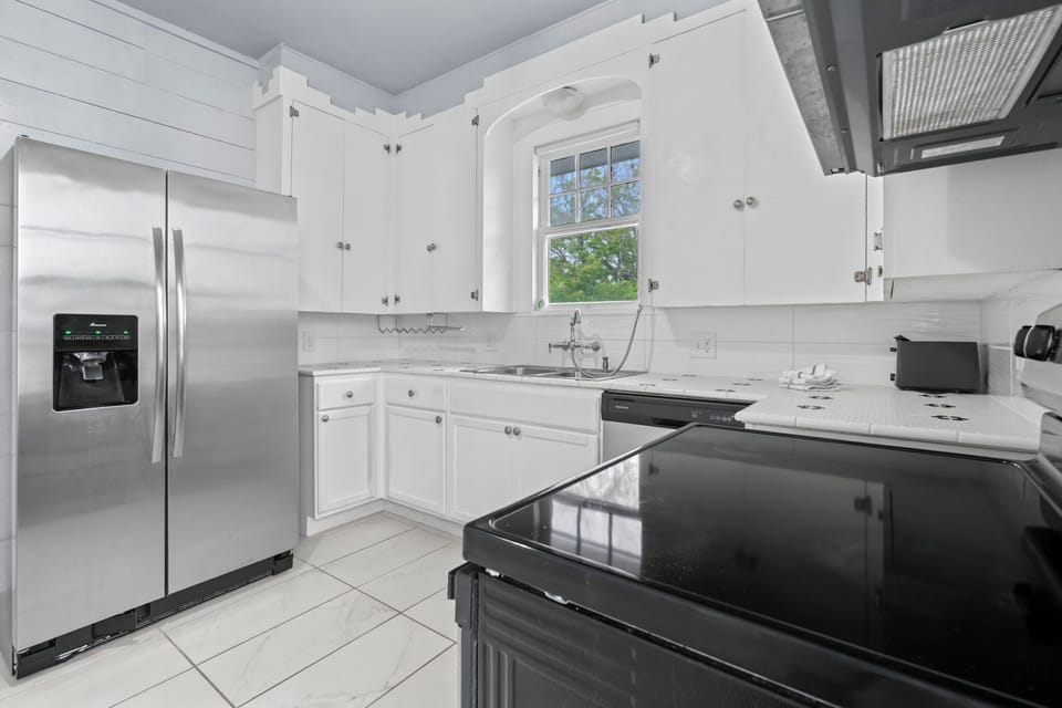 Cute little kitchen perfect for after the beach.