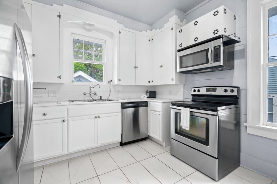 Cute little kitchen perfect for after the beach.