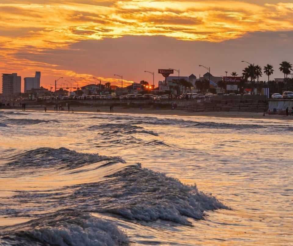 Waves and Walks: Enjoy the seaside charm with the sea wall just moments away. 🌅🚶