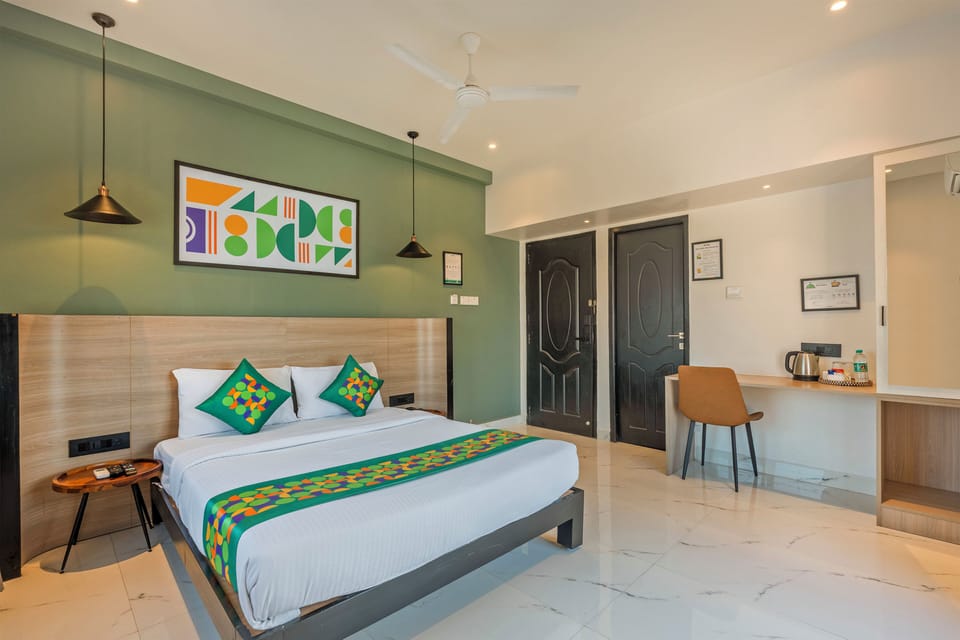 Deluxe Room | In-room safe, desk, free rollaway beds, free WiFi