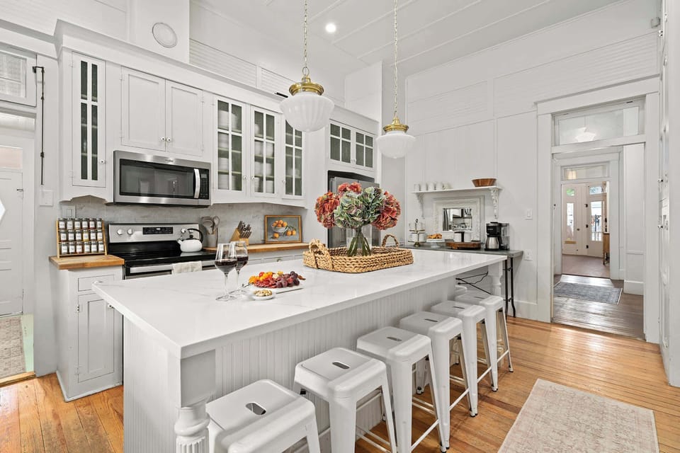 Large Farmhouse kitchen with full size appliances