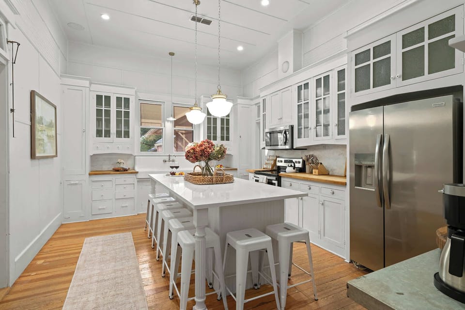 Large Farmhouse kitchen with full size appliances