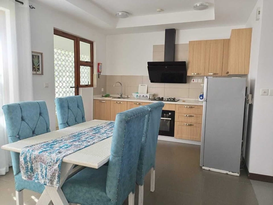 Family Apartment | Private kitchen | Fridge, microwave, cookware/dishes/utensils