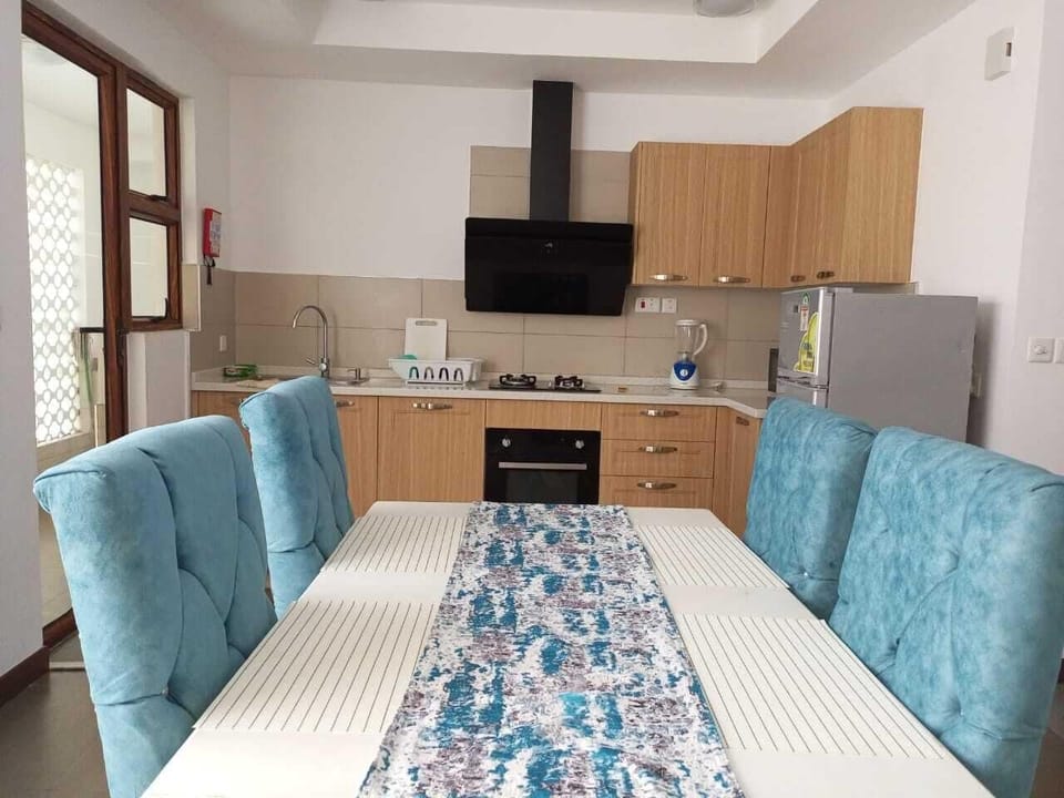 Family Apartment | Private kitchen | Fridge, microwave, cookware/dishes/utensils