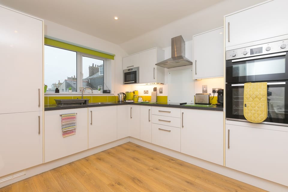 Electric kettle, toaster, cookware/dishes/utensils