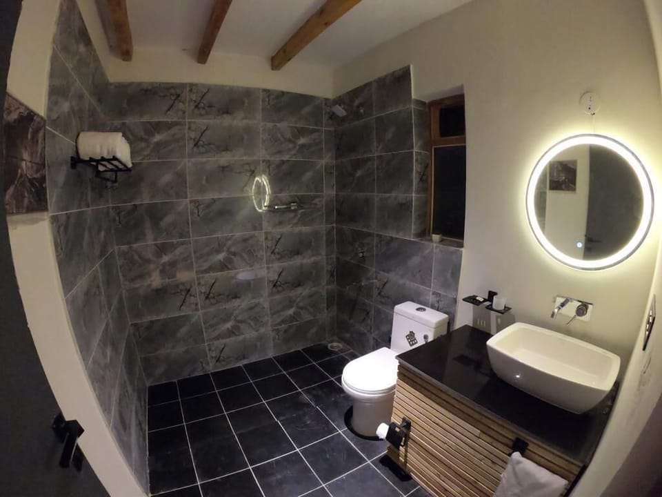 Deluxe Room, Mountain View | Bathroom | Shower, free toiletries, bathrobes, soap