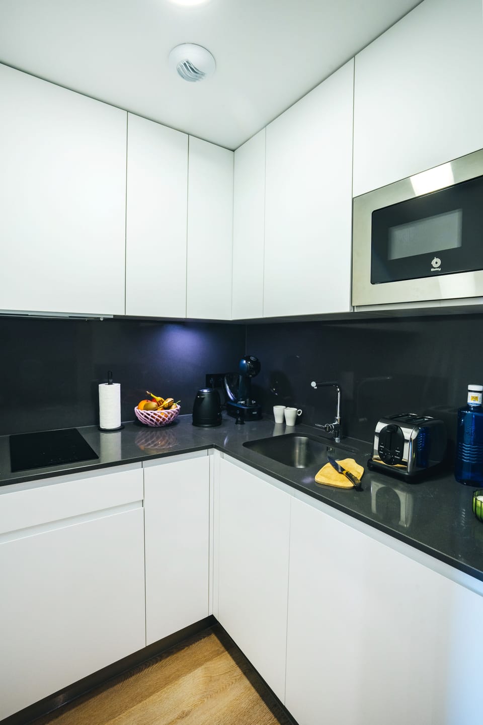 Executive Apartment | Private kitchen | Mini-fridge, microwave, toaster
