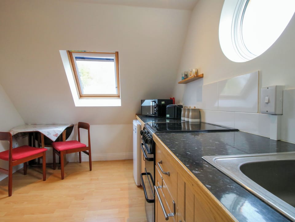 Cottage | Private kitchen | Fridge, dishwasher, electric kettle, toaster