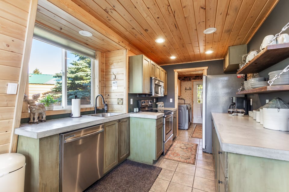 Mountain Lake Lodge's kitchen is fully equipped, perfect for cooking up delicious meals. The farmhouse dining area adds charm, making it a delightful space for culinary adventures and family gatherings.
