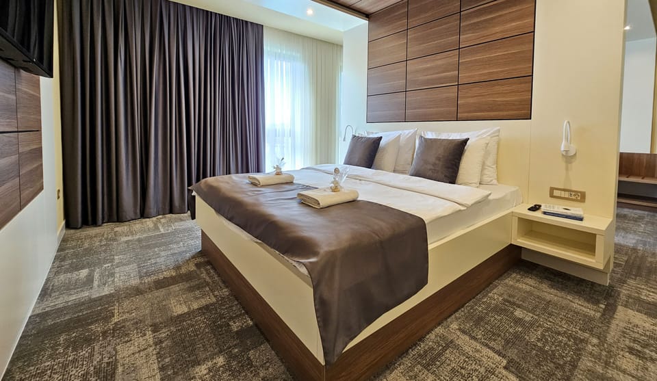 Deluxe Apartment | Minibar, desk, laptop workspace, soundproofing