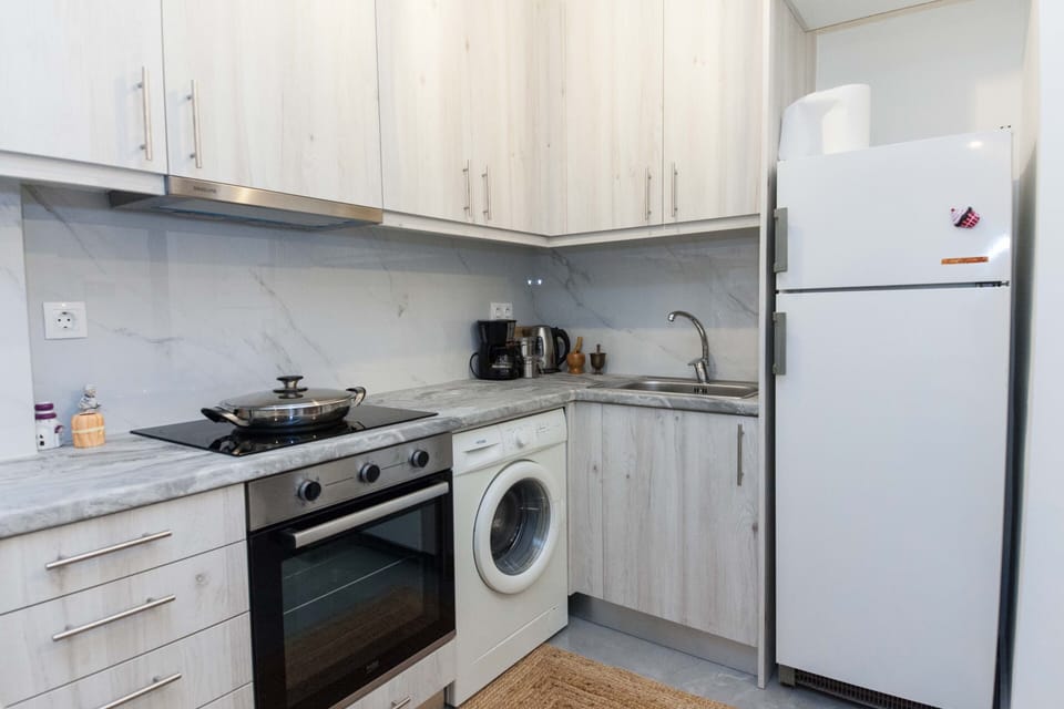 Apartment | Private kitchen | Full-size fridge, oven, toaster, cookware/dishes/utensils
