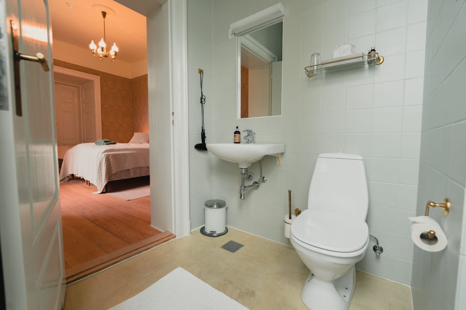 Basic Double Room | Bathroom | Shower, free toiletries, hair dryer, towels