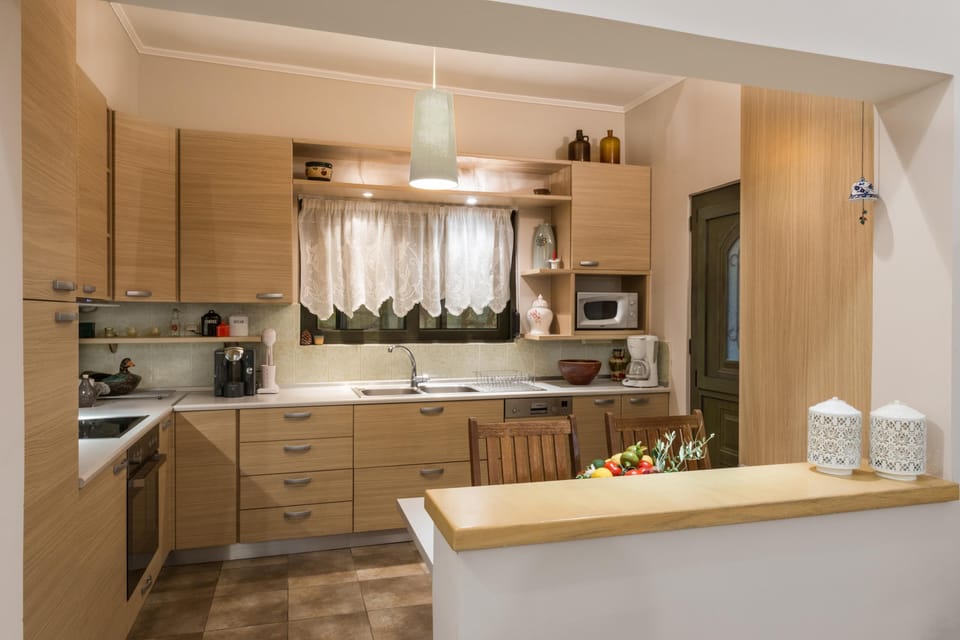 Superior Villa | Private kitchen | Full-size fridge, microwave, oven, stovetop