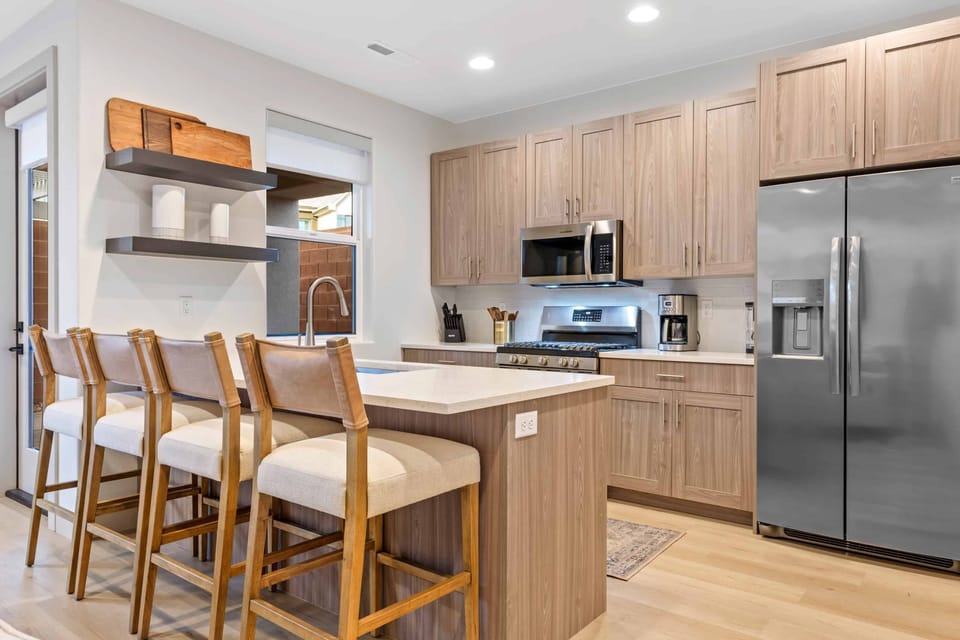 Townhome, 3 Bedrooms | Private kitchen | Fridge, oven, coffee/tea maker, toaster