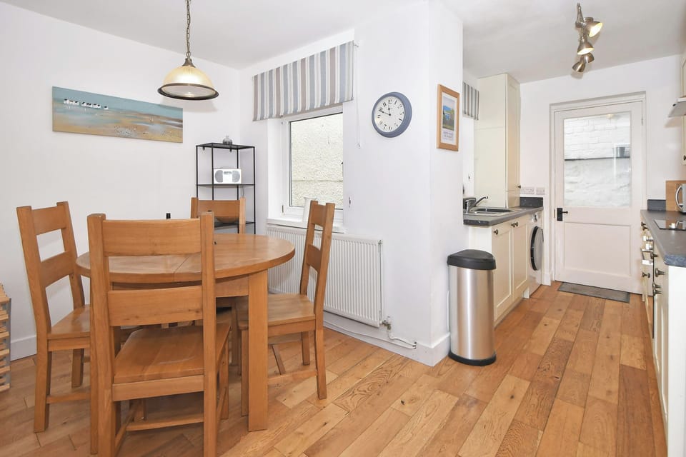 Cottage | Dining