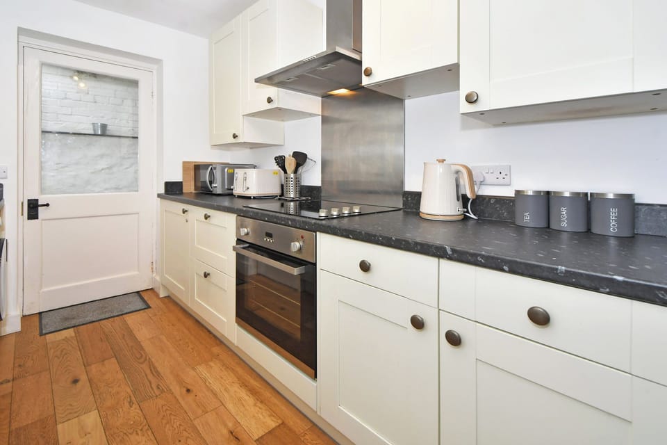 Cottage | Private kitchen | Fridge, dishwasher, electric kettle, toaster