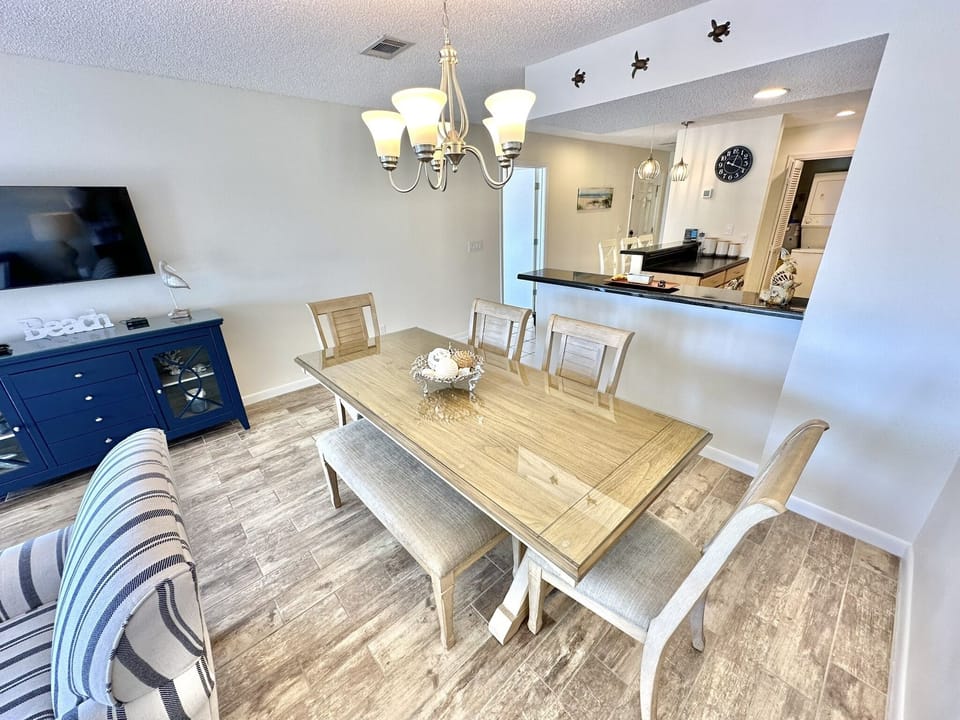 Dining area for 6