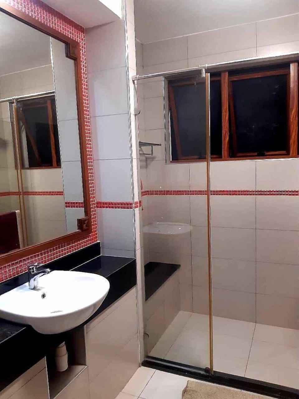 Family Apartment | Bathroom | Shower, rainfall showerhead, free toiletries, slippers