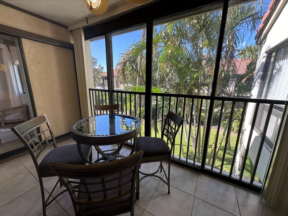 8-203 Lanai
