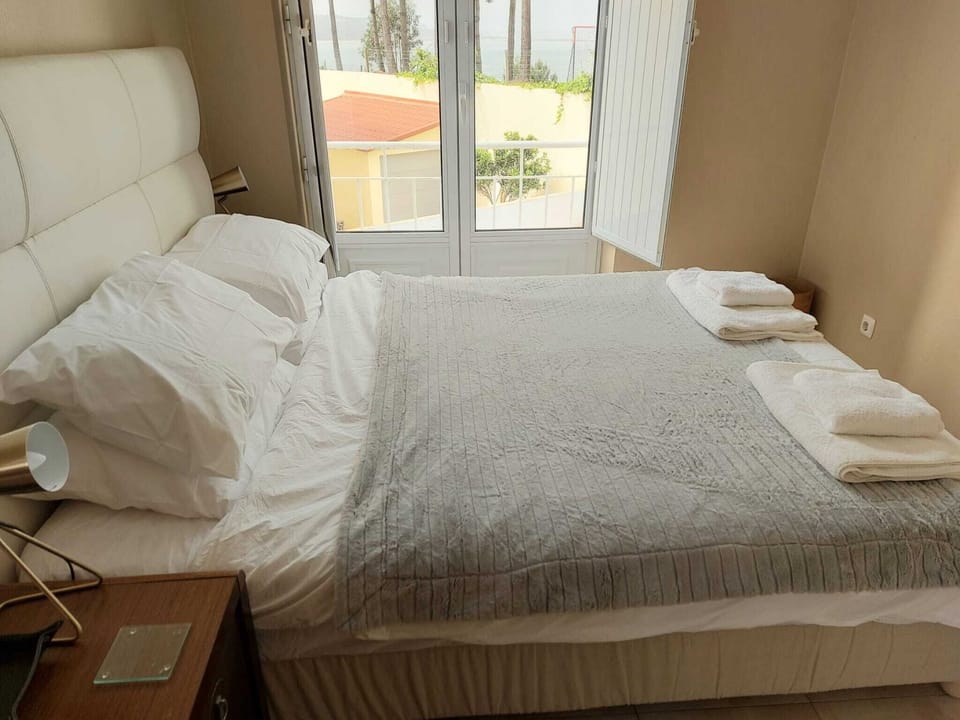 First floor bedroom overlooking the pool and with views towards the ocean.