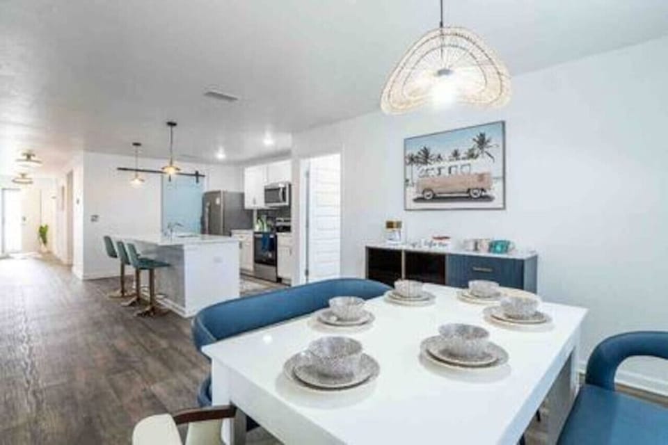 Dining Area: Stylish space with modern decor, perfect for meals and good times with friends!