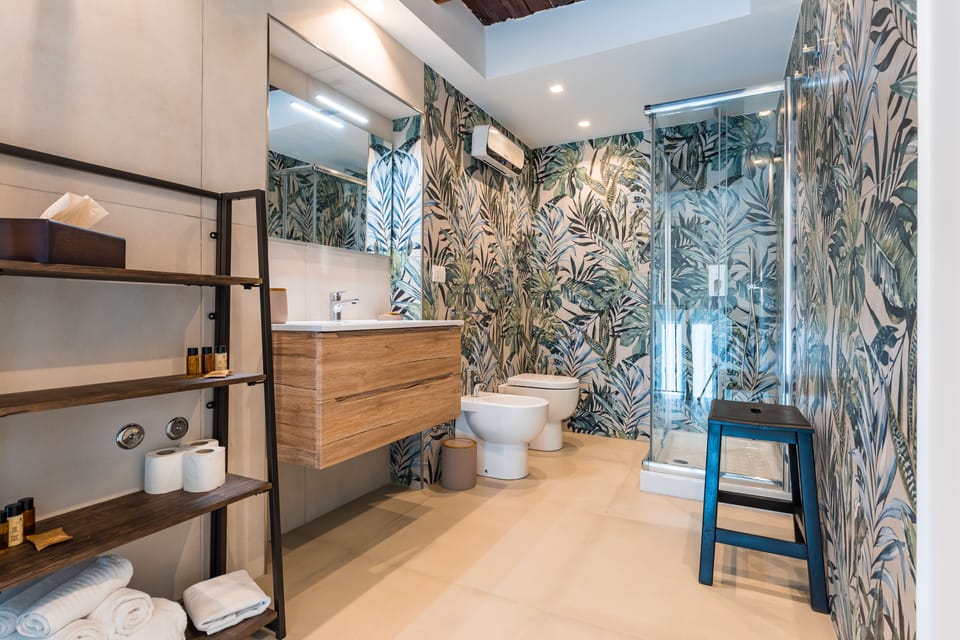 Classic Double Room | Bathroom | Free toiletries, hair dryer, bidet, towels