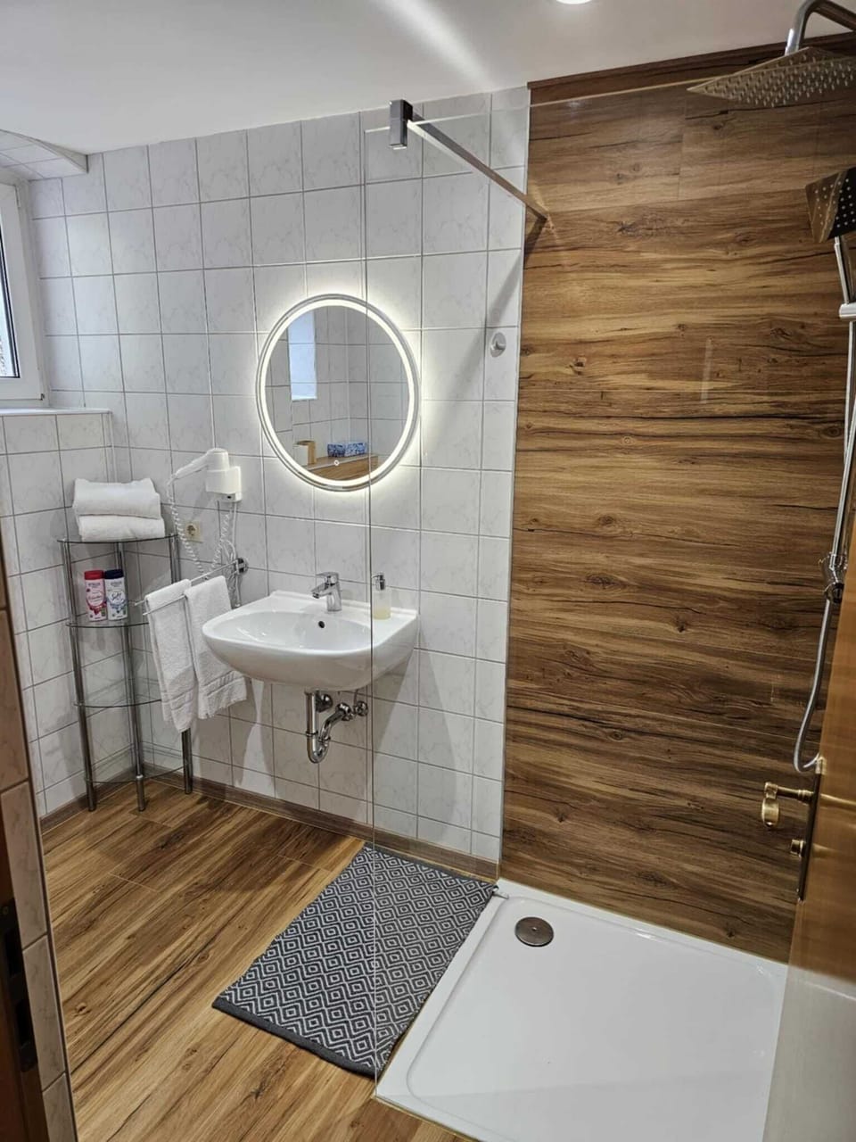 Superior Room | Bathroom | Shower, hair dryer, bathrobes, towels