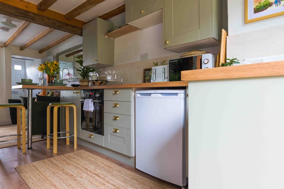 Cottage | Private kitchen | Fridge, microwave, oven, stovetop
