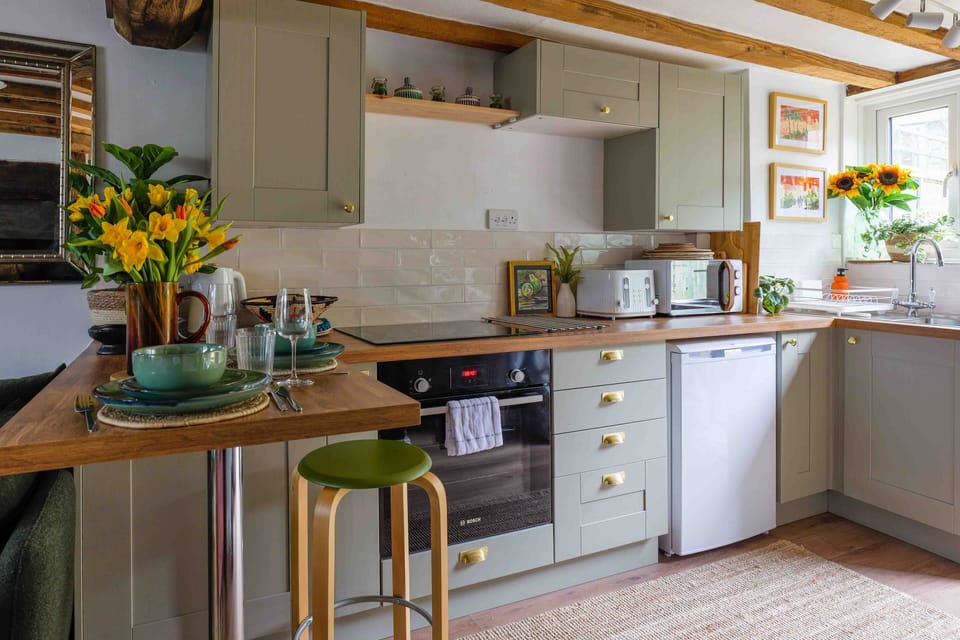 Cottage | Private kitchen | Fridge, microwave, oven, stovetop