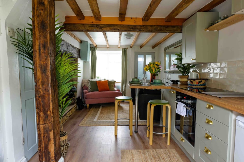 Cottage | Private kitchen | Fridge, microwave, oven, stovetop